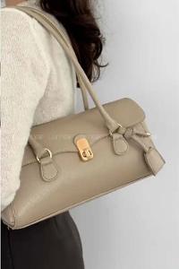 Lamelif Tokalı Deri Charmlı Yatay Klasik Omuz Çantası Krem