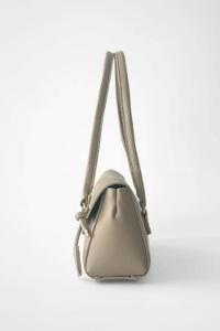 Lamelif Tokalı Deri Charmlı Yatay Klasik Omuz Çantası Krem