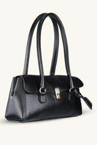 Lamelif Tokalı Deri Charmlı Yatay Klasik Omuz Çantası Siyah