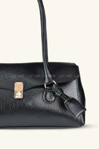Lamelif Tokalı Deri Charmlı Yatay Klasik Omuz Çantası Siyah