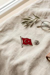 lamelif Dalgalanan Bayrak Rozet
