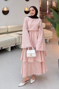 Lamelif Kat Detaylı Dantel İşlemeli Krinkıl Elbise Pembe