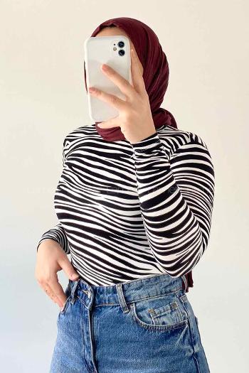 Black White Medium Crew Neck Long Arm Combed Fabric Body