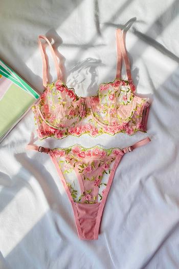 Lamelif Brode Çiçek Nakışlı Takım