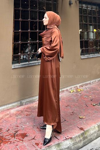 Lamelif Ön Drapeli Saten Tesettür Elbise Kahverengi