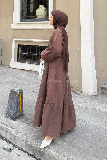 Lamelif Ön Yarım Düğme Detaylı Müslin Kumaş Tesettür Elbise Kahverengi