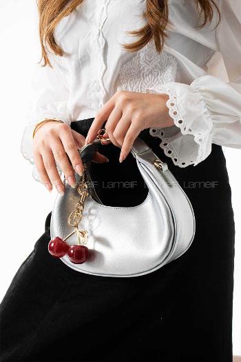 Lamelif Betty Model Charm Hediyeli Kadın El Ve Omuz Çantası Gümüş
