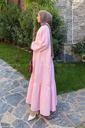 Lamelif Ön Yarım Düğme Detaylı Müslin Kumaş Tesettür Elbise Pembe