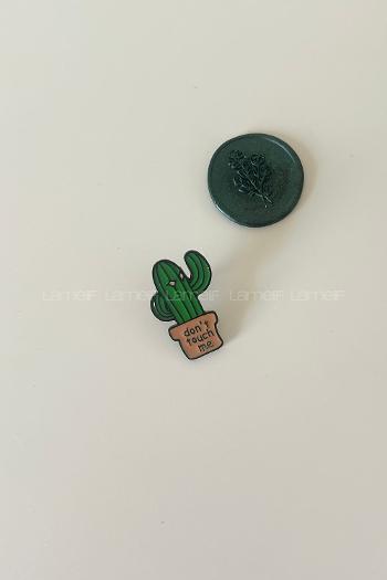 Modalamelif Bana Dokunma Yazılı Demir Broş