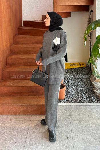 Lamelif Çiçek Aksesuarlı Triko Takım Füme