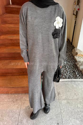 Lamelif Çiçek Aksesuarlı Triko Takım Füme