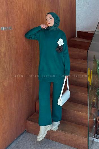 Lamelif Çiçek Aksesuarlı Triko Takım Zümrüt