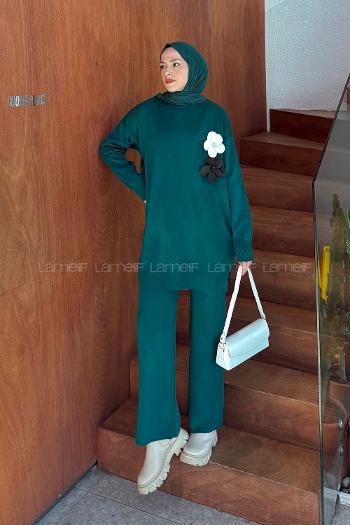 Lamelif Çiçek Aksesuarlı Triko Takım Zümrüt