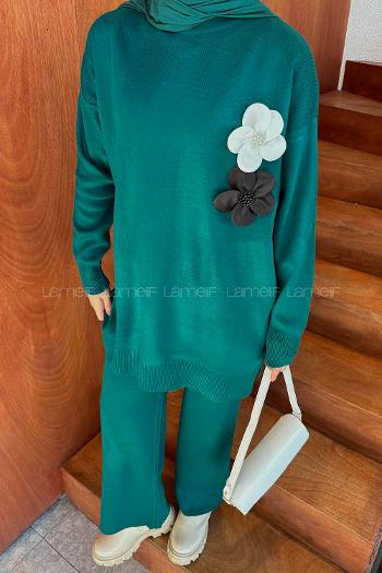 Lamelif Çiçek Aksesuarlı Triko Takım Zümrüt