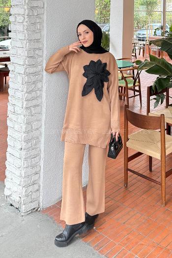 Lamelif Çiçek Aksesuarlı Triko Takım Camel