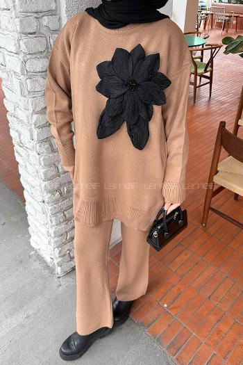 Lamelif Çiçek Aksesuarlı Triko Takım Camel