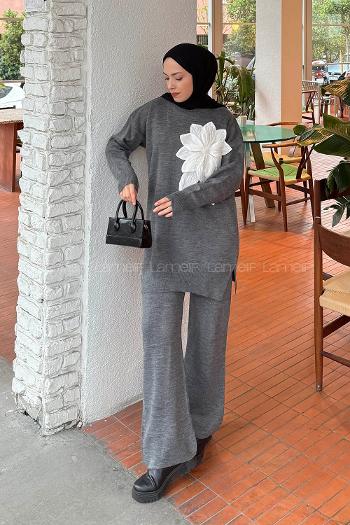 Lamelif Çiçek Aksesuarlı Triko Takım Füme