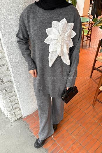 Lamelif Çiçek Aksesuarlı Triko Takım Füme