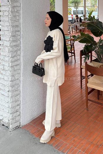 Lamelif Çiçek Aksesuarlı Triko Takım Krem