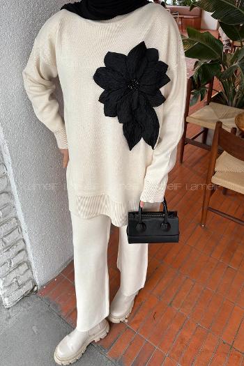 Lamelif Çiçek Aksesuarlı Triko Takım Krem