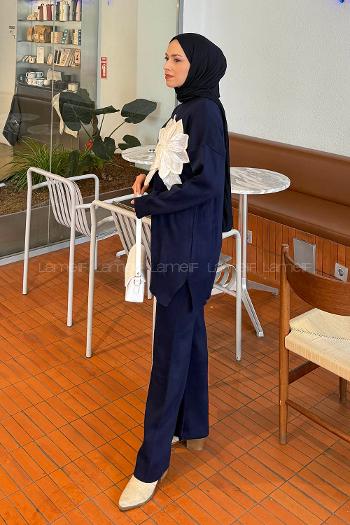 Lamelif Çiçek Aksesuarlı Triko Takım Lacivert