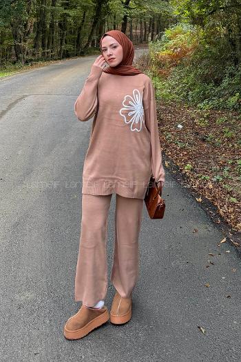 Camel Crew Neck Long Arm Acrylic Regular Trousers Comfortable Suit