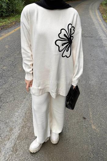 Lamelif Çiçek Detaylı Triko Takım Krem