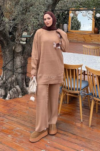 Lamelif Aksesuarlı Triko Takım Camel