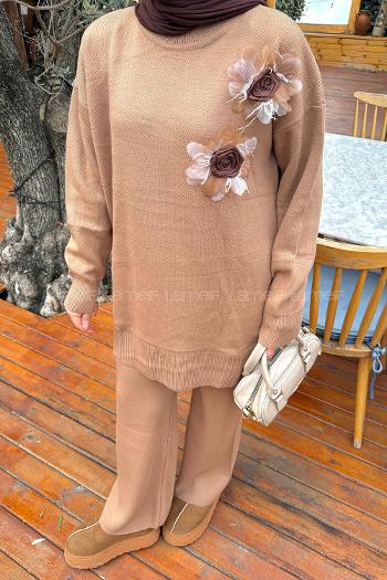 Lamelif Aksesuarlı Triko Takım Camel