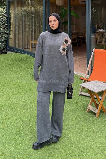 Lamelif Aksesuarlı Triko Takım Füme