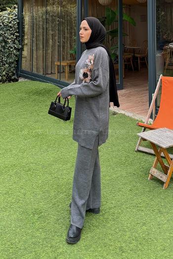 Lamelif Aksesuarlı Triko Takım Füme