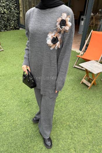 Lamelif Aksesuarlı Triko Takım Füme