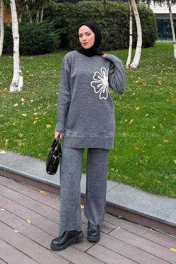 Lamelif Çiçek Detaylı Triko Takım Füme
