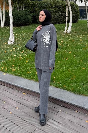 Lamelif Çiçek Detaylı Triko Takım Füme