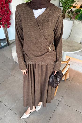 Lamelif Broş Detaylı Etekli Takım Kahverengi