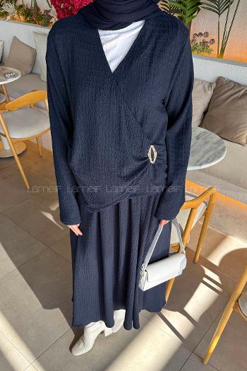 Lamelif Broş Detaylı Etekli Takım Lacivert