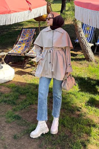 Lamelif Bağlama Detaylı Pelerinli Trençkot Bej