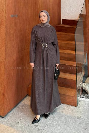 Lamelif Toka Detaylı Tesettür Elbise Kahverengi