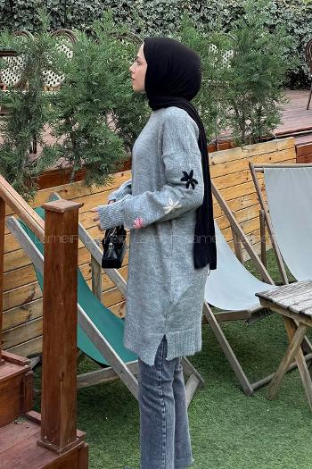 Lamelif Çiçek Detaylı Triko Kazak Gri