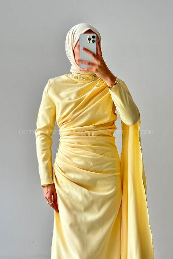 Lamelif Pelerin Detaylı Taşlı Elbise Sarı