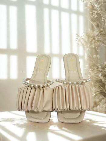 Lamelif Büzgülü İnci Detaylı Sandalet Krem