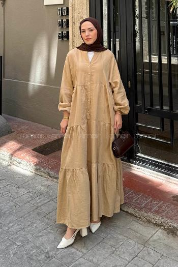 Lamelif Ön Yarım Düğme Detaylı Müslin Kumaş Tesettür Elbise Kum Beji