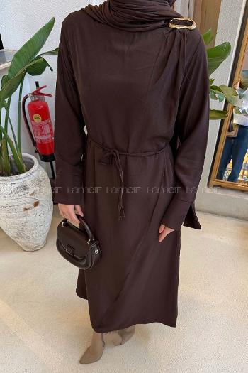 Lamelif Broş Detaylı Tesettür Elbise Acı Kahve