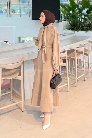 Lamelif Fularlı Bağlama Detaylı Elbise Vizonrengi