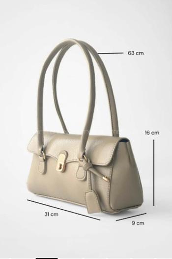 Lamelif Tokalı Deri Charmlı Yatay Klasik Omuz Çantası Krem