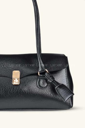 Lamelif Tokalı Deri Charmlı Yatay Klasik Omuz Çantası Siyah