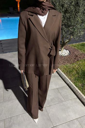 Lamelif Bağlama Detaylı Kruvaze Kapama Pantolonlu Takım Acı Kahve