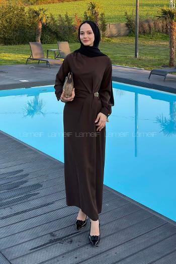 Lamelif Gold Toka Detaylı Drapeli Elbise Acı Kahve