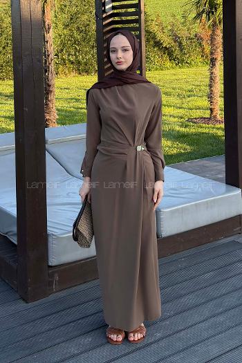 Lamelif Gold Toka Detaylı Drapeli Elbise Soft Kahve
