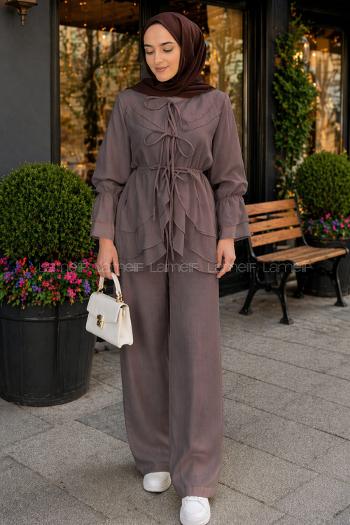 Lamelif Geniş Volan Yakalı Bağlama Detaylı Pantolonlu Takım Acı Kahve